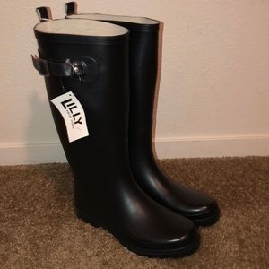 Brand new back rain boots